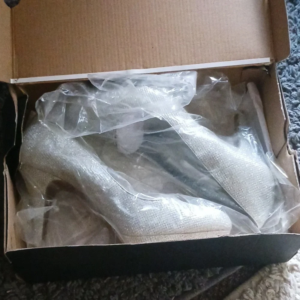 Shoes - Picture 4 of 6